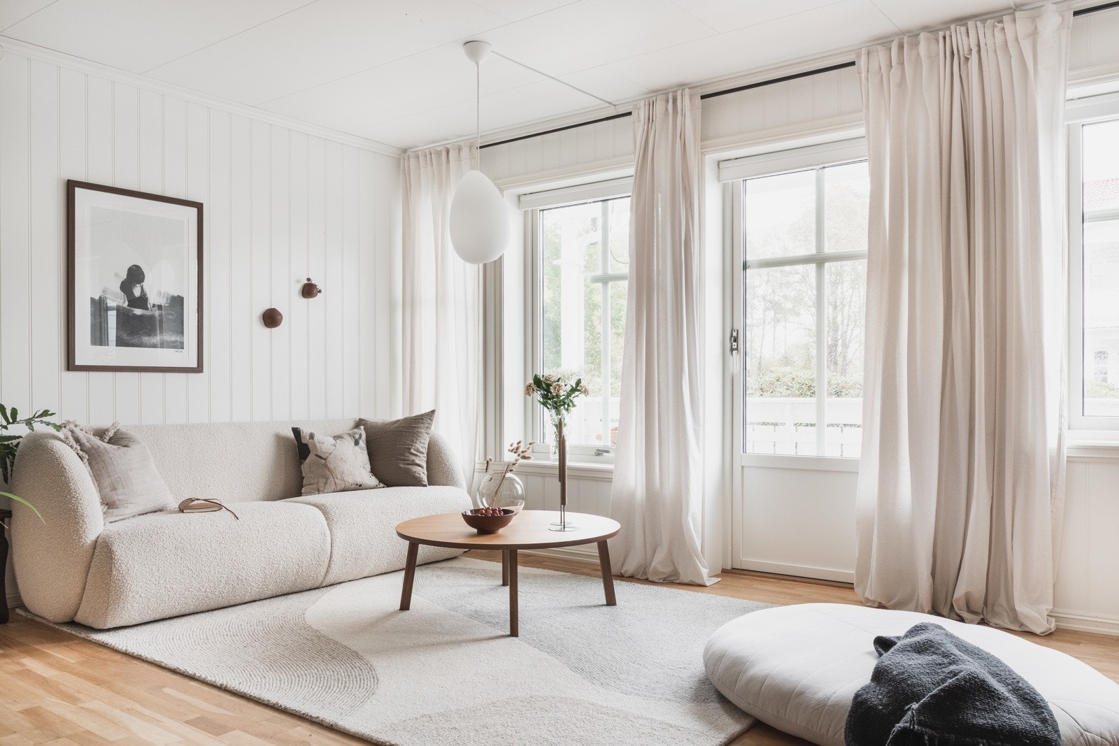 Leiligheten har fine overflater og godt med lysinnslepp frå store vindu. Galleribilde