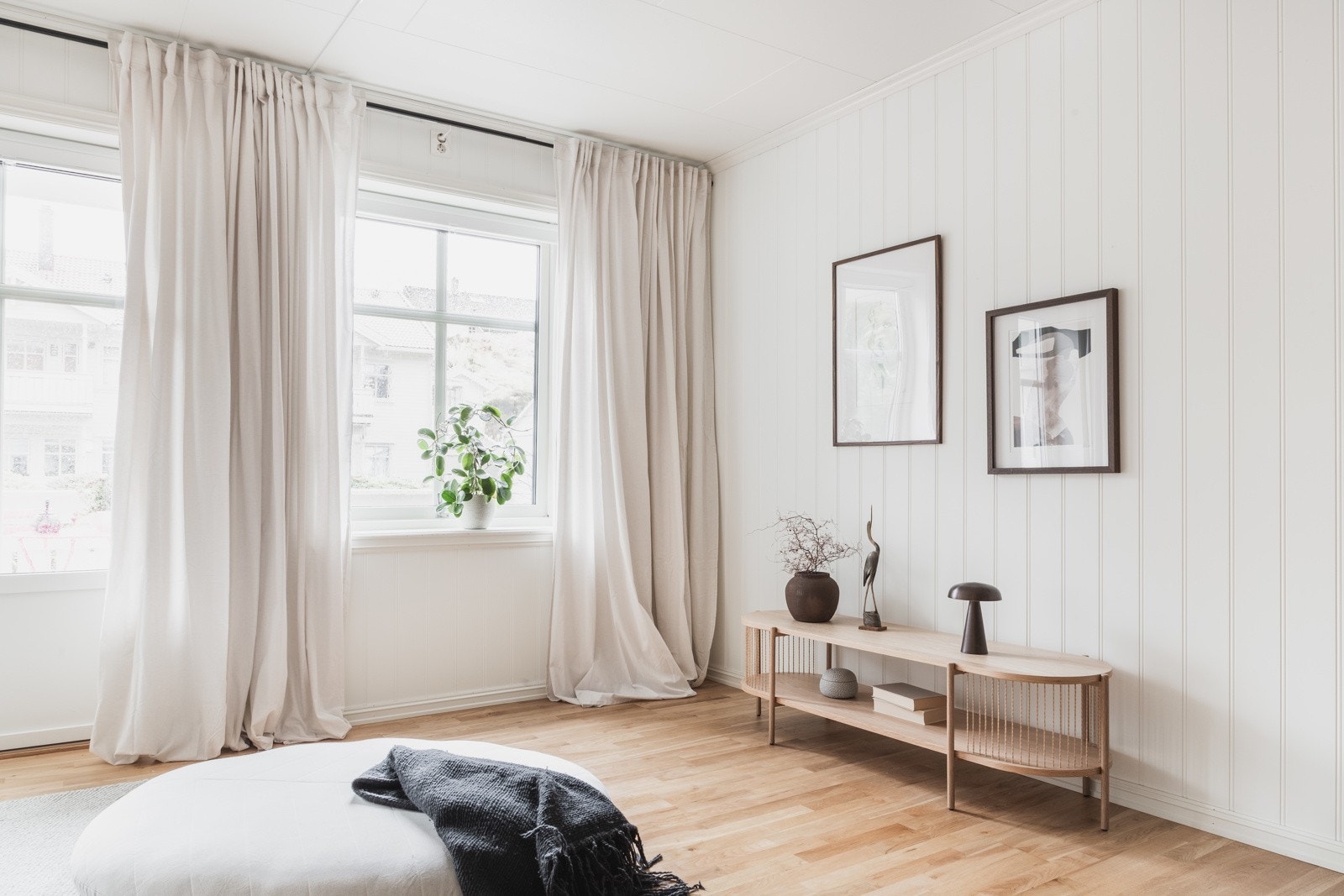 Det er parkett i heile leiligheten sett bort i frå vaskerom og bad. Galleribilde