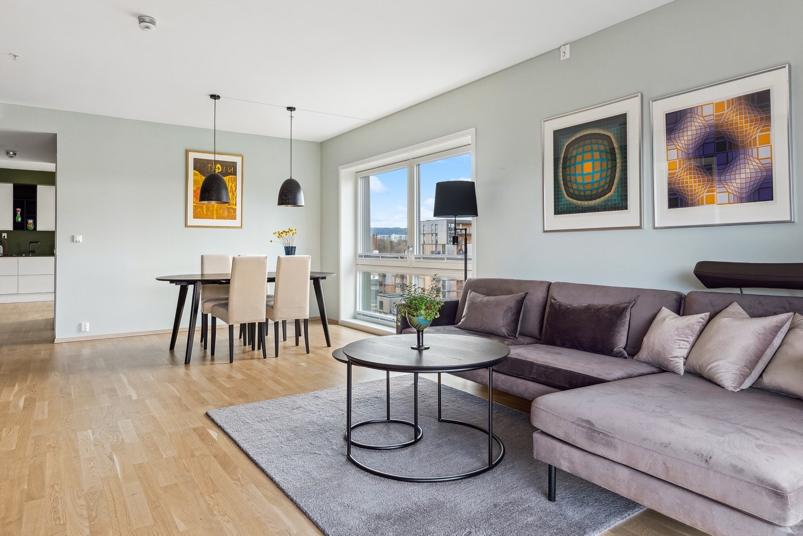 Her får du et stort og luftig stuerom på 30m² med direkte adkomst til balkong. Galleribilde