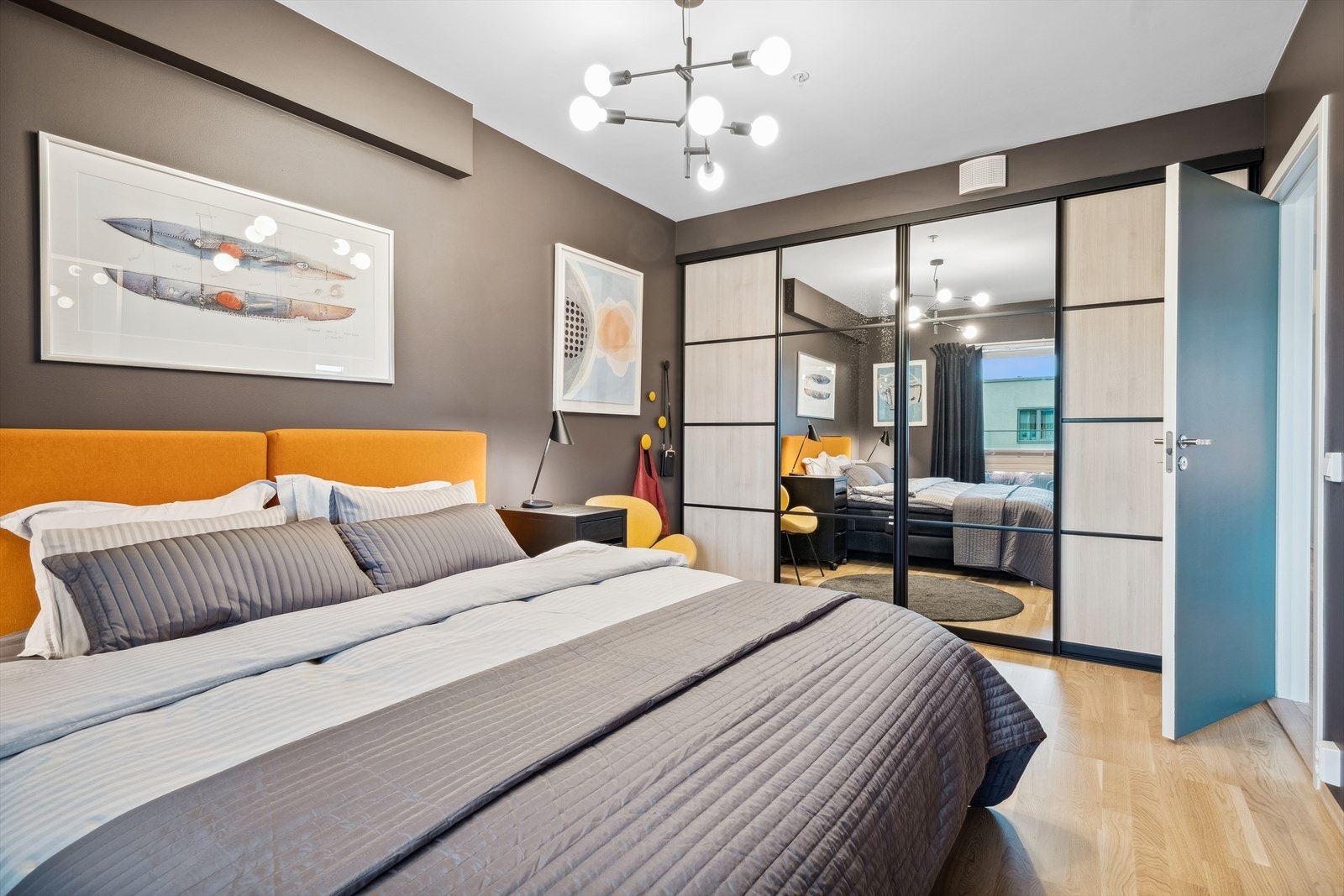 Det er satt inn en praktisk skyvedørsgarderobe med god plass til oppbevaring. Galleribilde