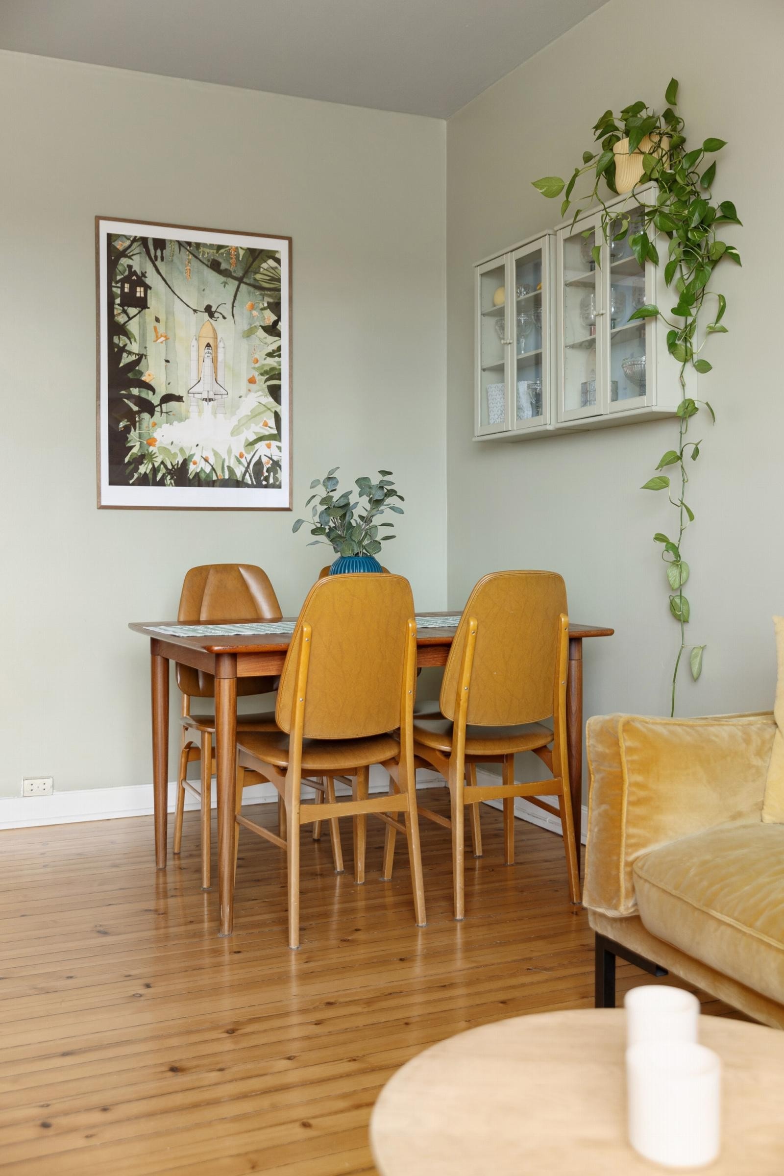 På stuen er det plass til romslig spisestue. Perfekt for sosiale sammenkomster. Galleribilde