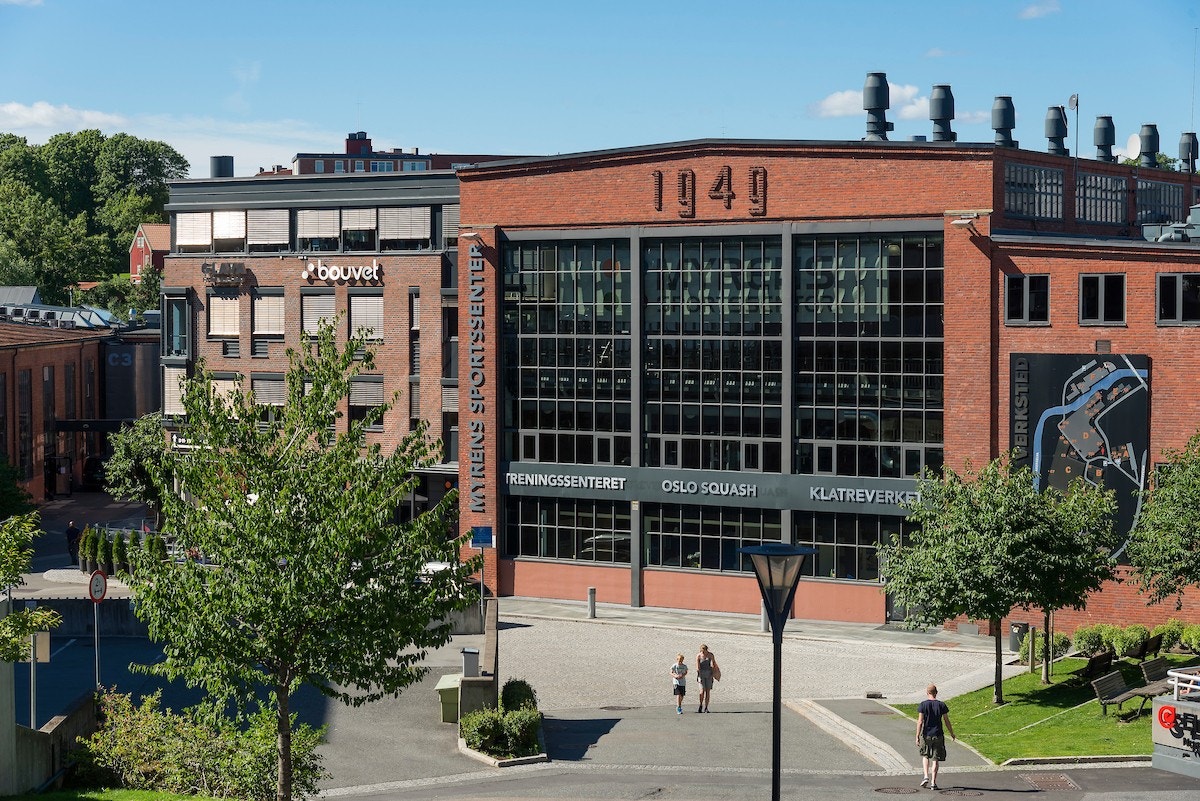 Det er også et godt tilbud av treningssentre i området, f.eks. Myrens Sportssenter (med Klatreverket), Sats Elixia på Sagene, Storo, Nydalen og Ringnes Park. Galleribilde