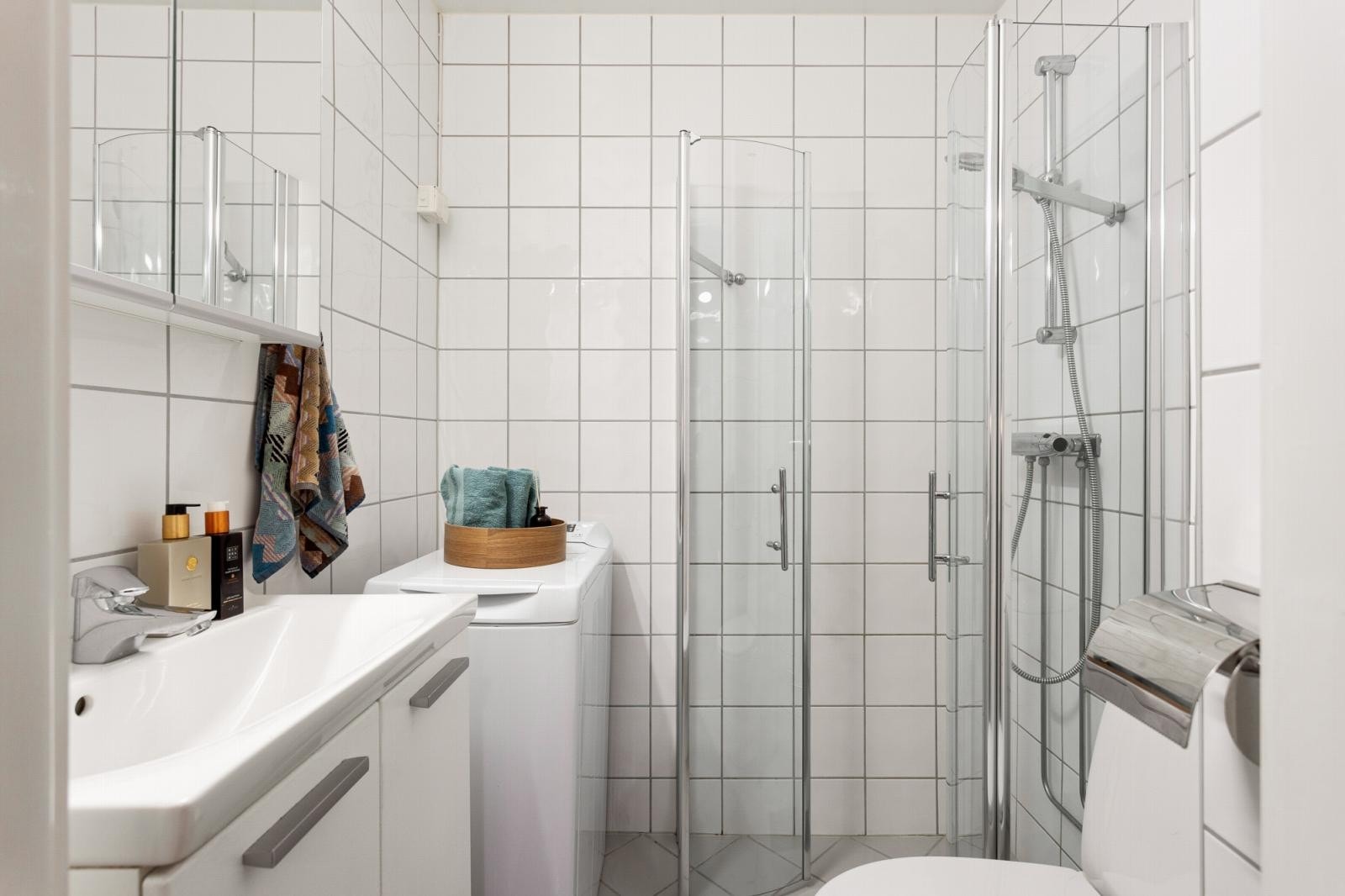 Pent flislagt bad oppusset i regi av borettslaget. Badet har varme i gulv. Galleribilde