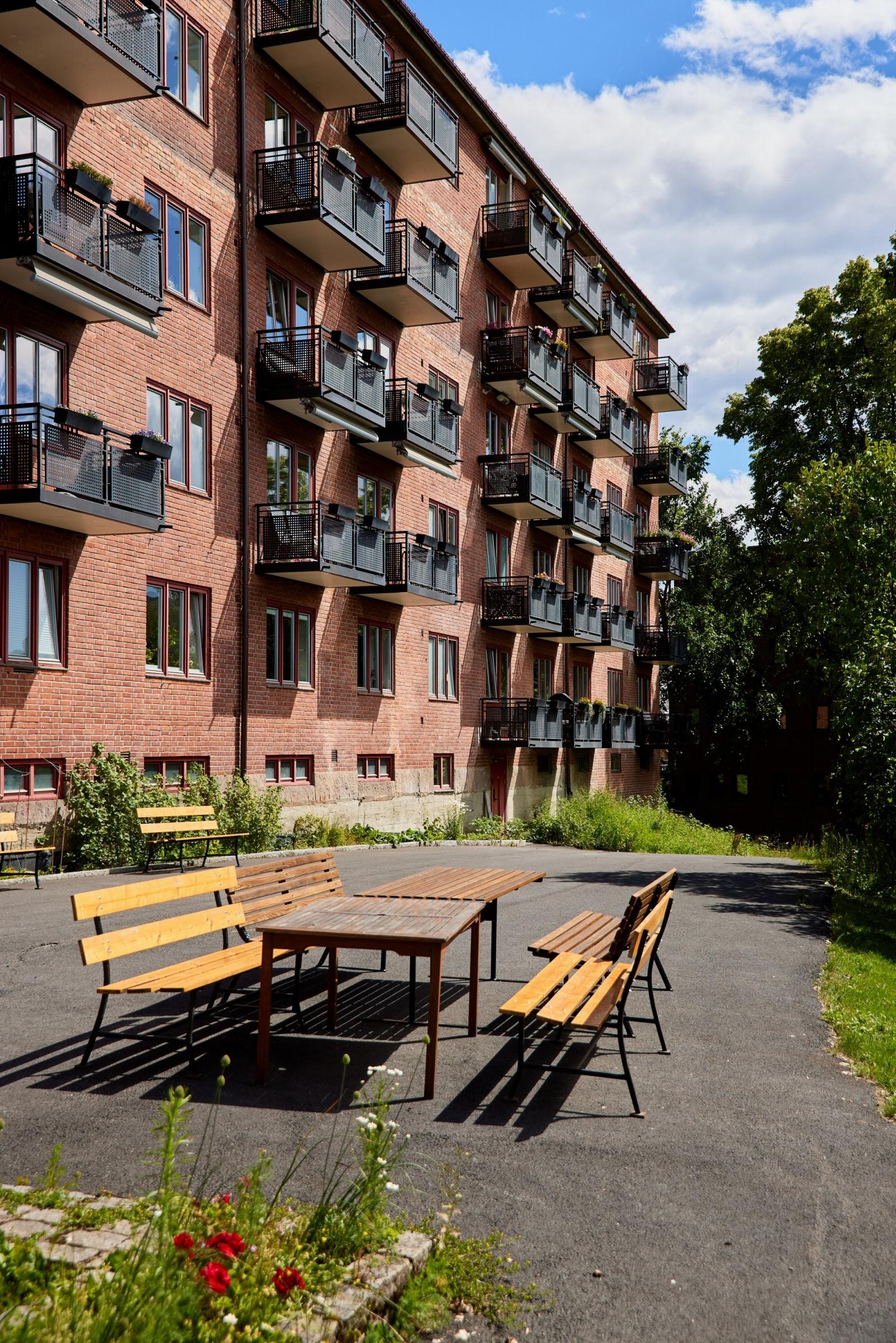 Borettslaget har flere sittegrupper på tomten og parsellhager til bebeorne. Galleribilde