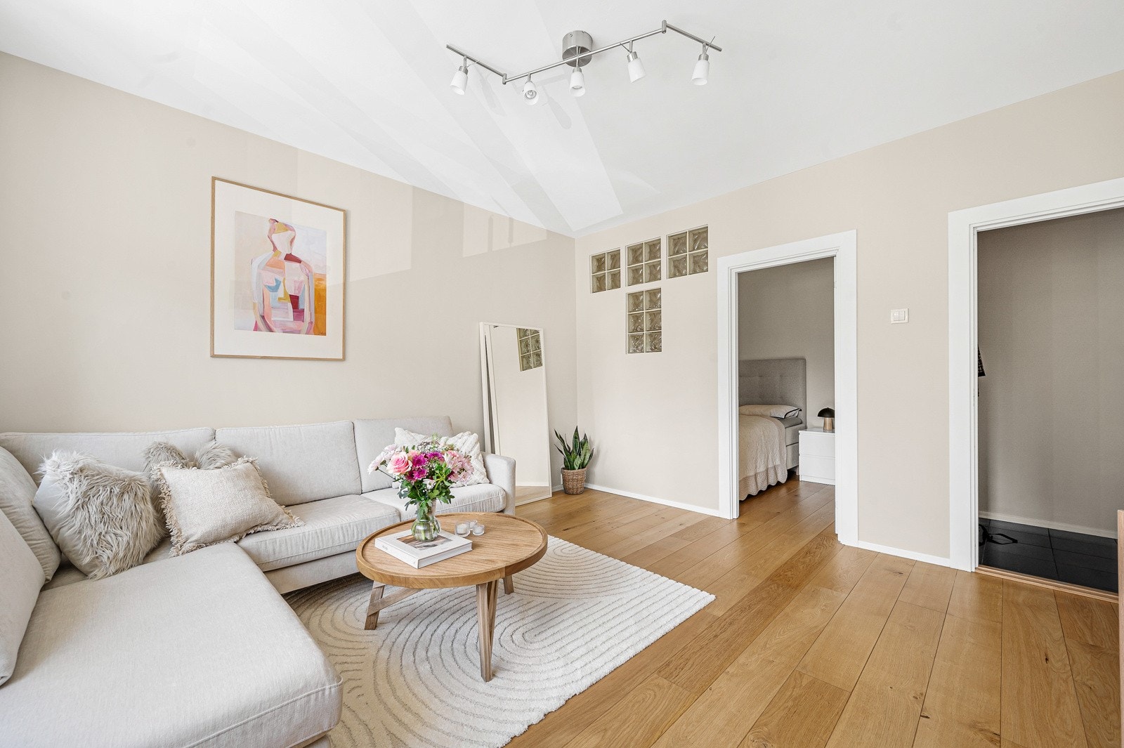 Praktisk alkove med inngang fra stuen. Galleribilde