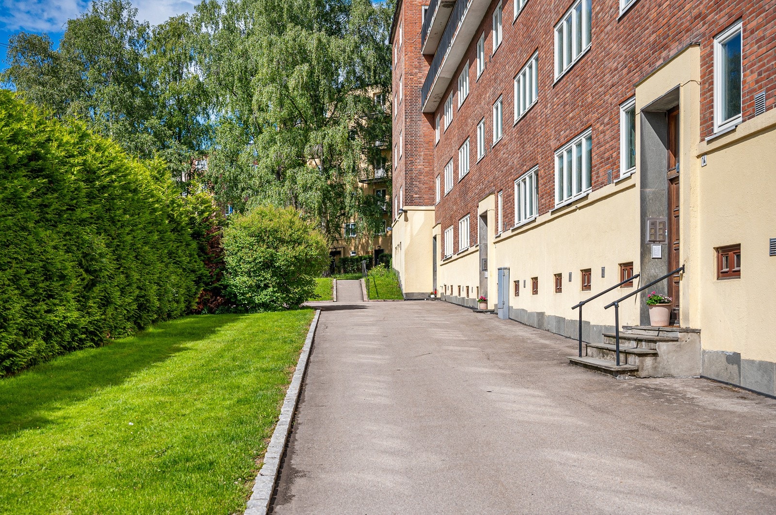 Sameiet har et hyggelig inngangsparti hvor du er omkranset av pene grøntområder. Galleribilde