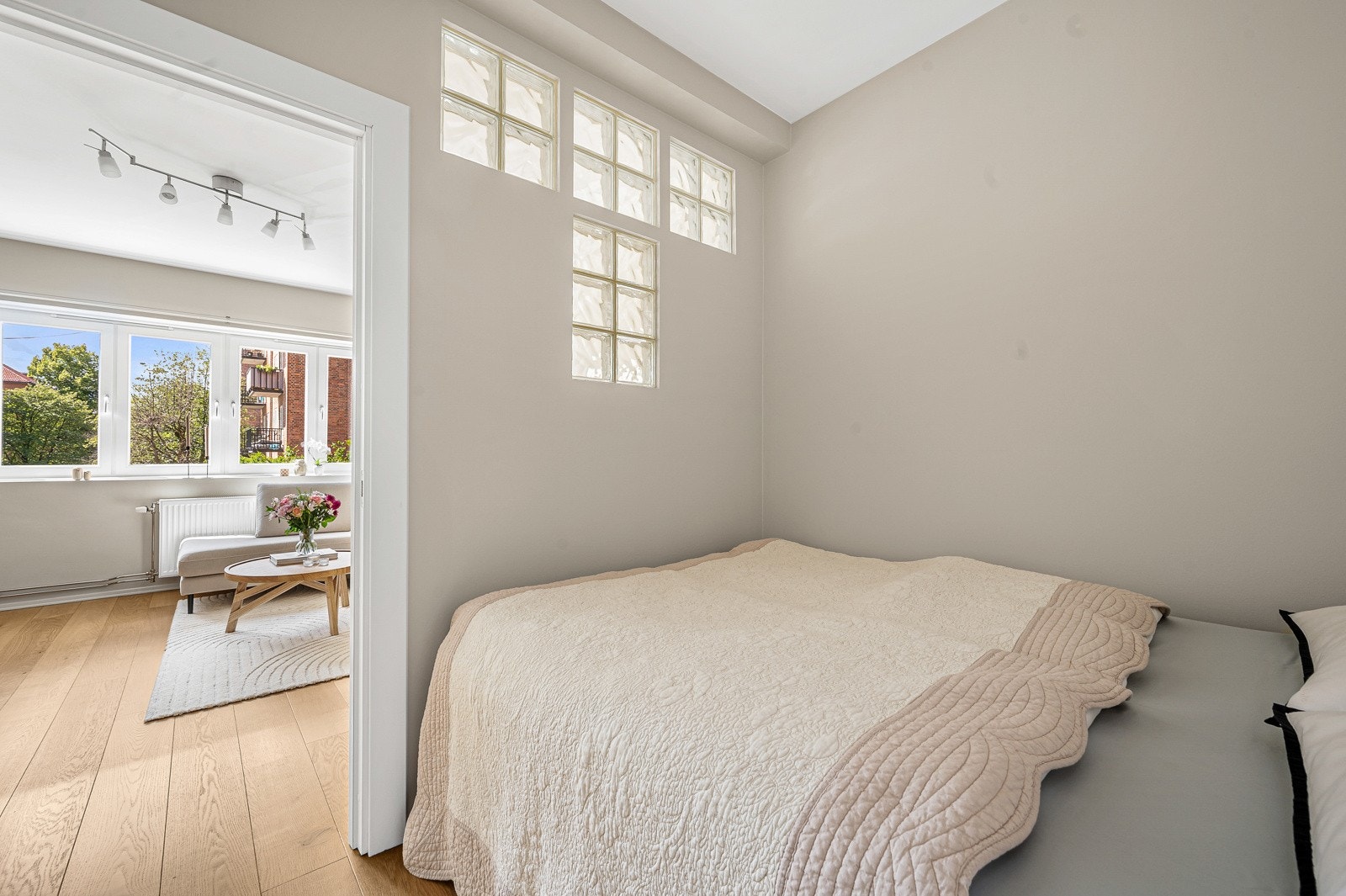 Alkoven er fint adskilt fra stuen, glassfeltene i veggen slipper også inn naturlig lys. Galleribilde