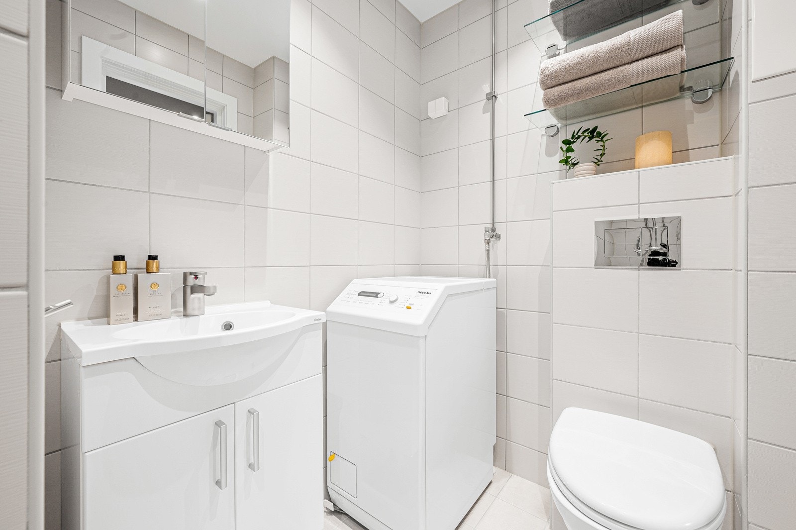 Dersom det er ønskelig får du også plass til en større vaskemaskin. Galleribilde