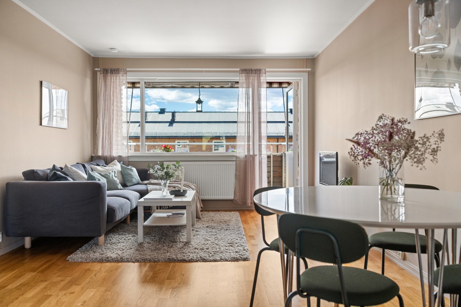 Leiligheten har en lys og innbydende stue. Galleribilde