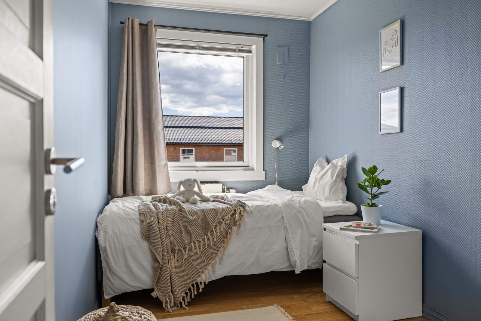 Soverom 2 med plass til seng og garderobe. Galleribilde