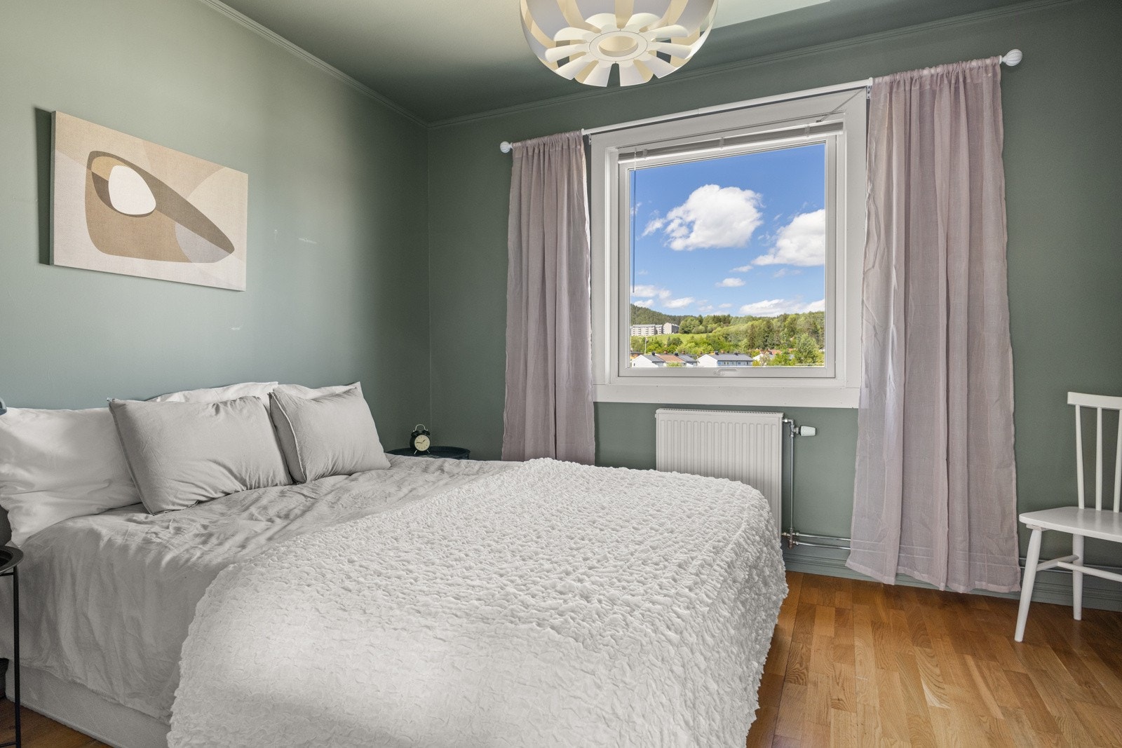 Lyst og innbydende hovedsoverom med plass til dobbeltseng og nattbord. Galleribilde