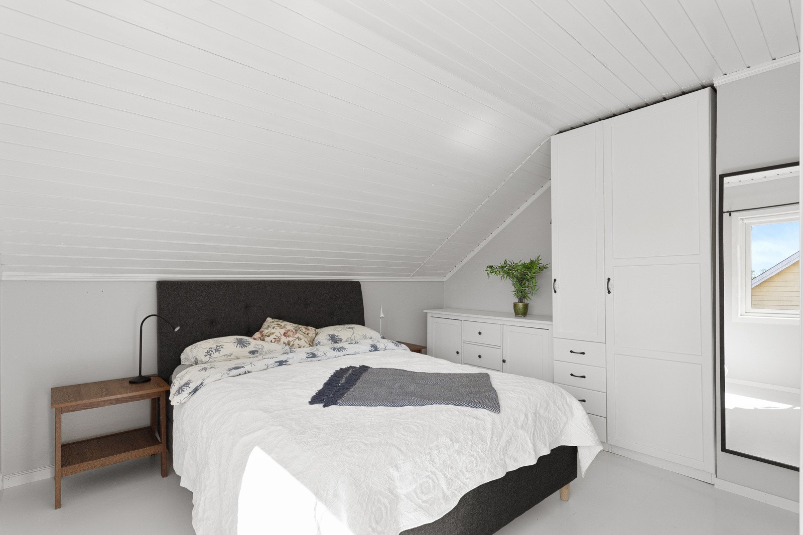 Hovedsoverommet er lyst og luftig med god plass til dobbeltseng og garderobeskap. Galleribilde