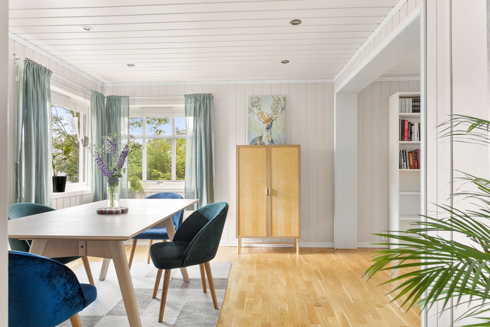 Store vinduer som slipper rikelig med naturlig lys Galleribilde