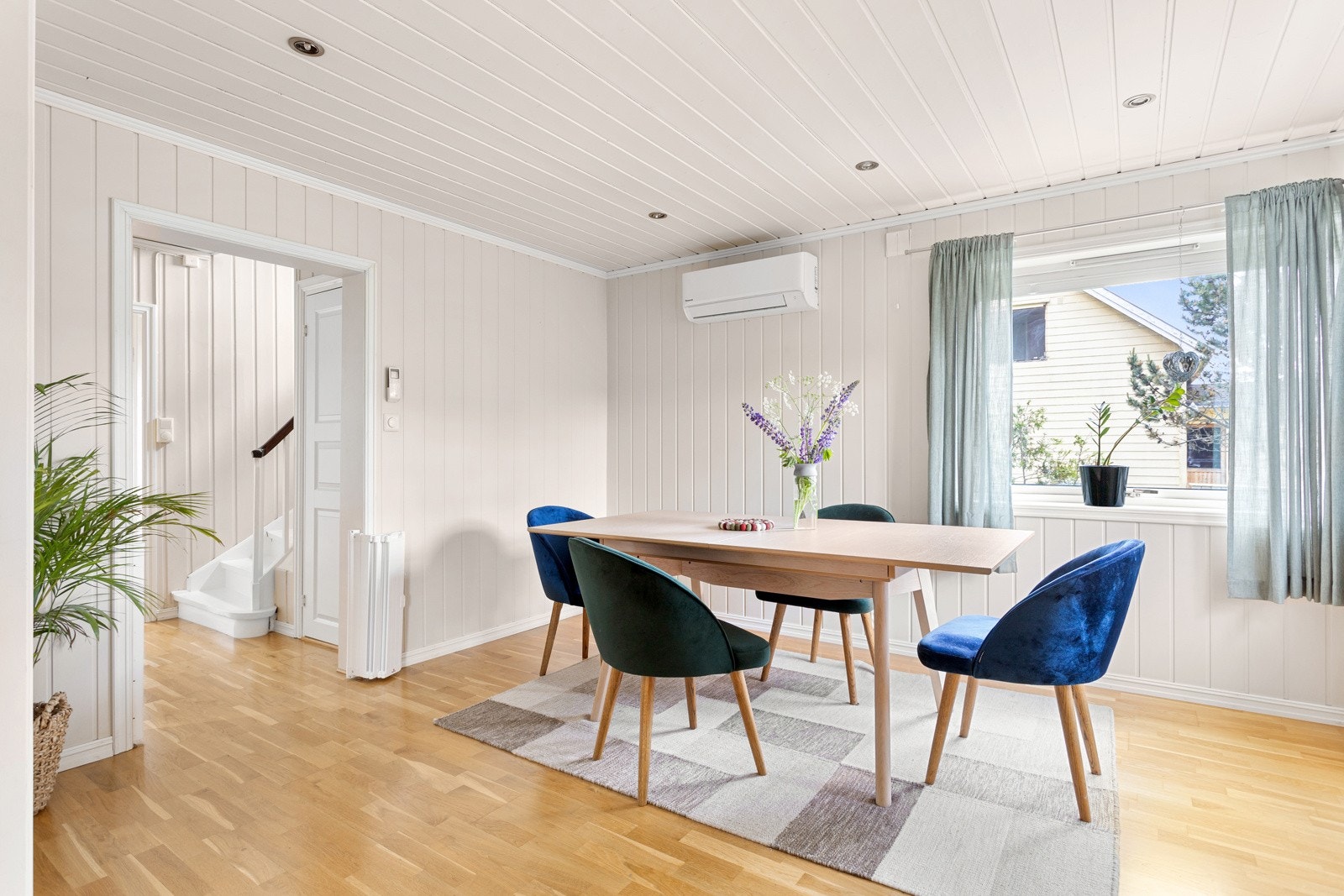 I mellomstuen er det definert sone for spiseplass, rett ved kjøkkenet. Galleribilde
