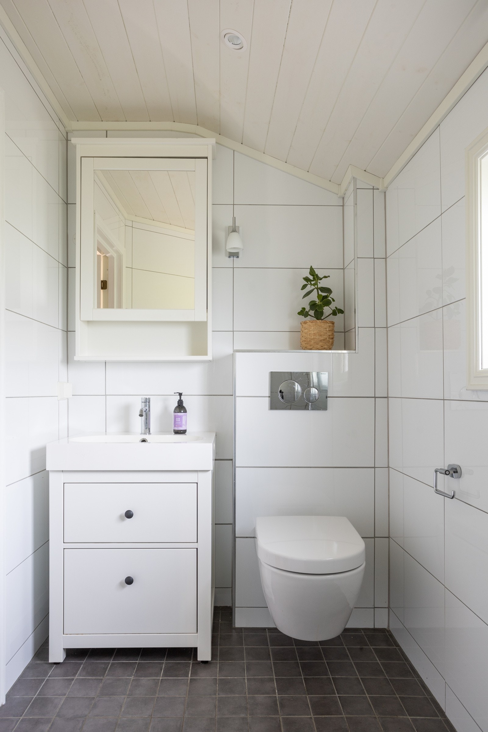 Badet er fra 2017 og har flislagt gulv med gulvvarme Galleribilde