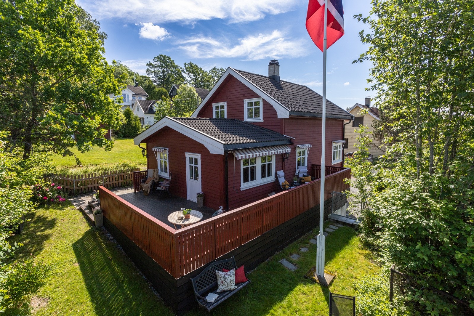 Meget fine omgivelser rundt boligen. Terrassen er på ca. 37kvm Galleribilde