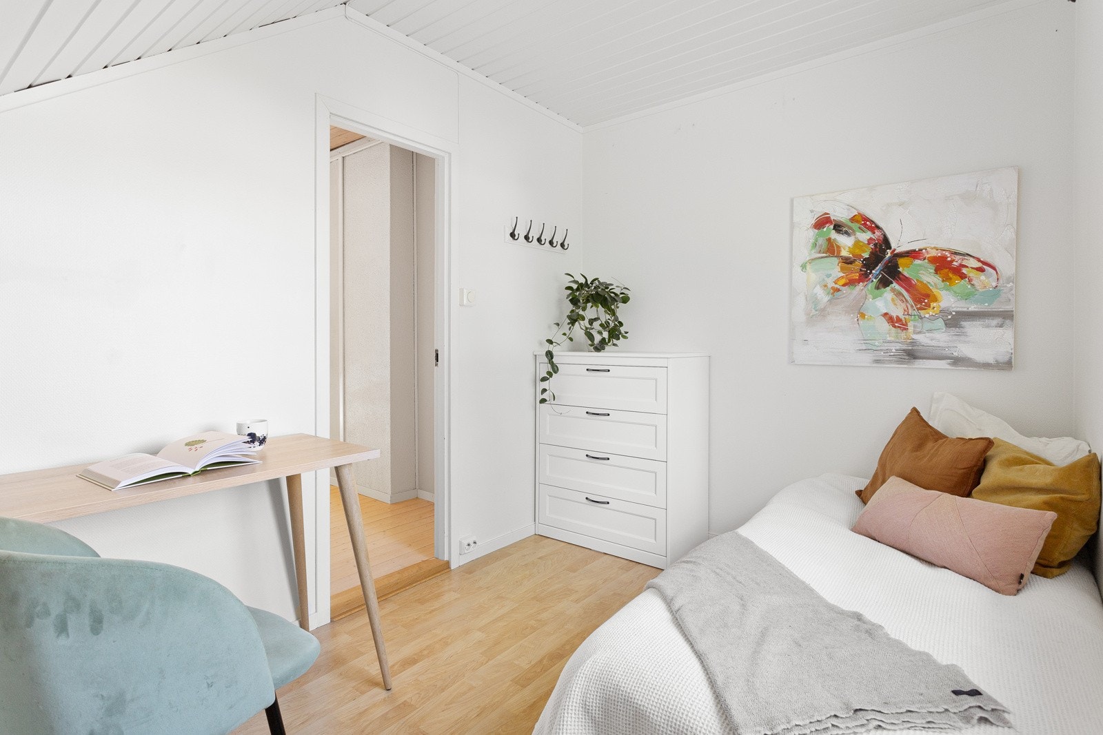 Det andre soverommet er malt i lyse farger og har plass til seng. Galleribilde