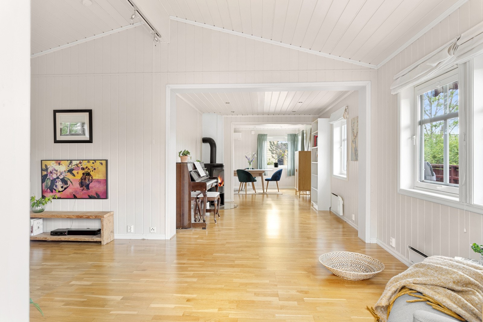 Romslig og åpen stue som er naturlig delt inn i flere soner for møblering. Galleribilde