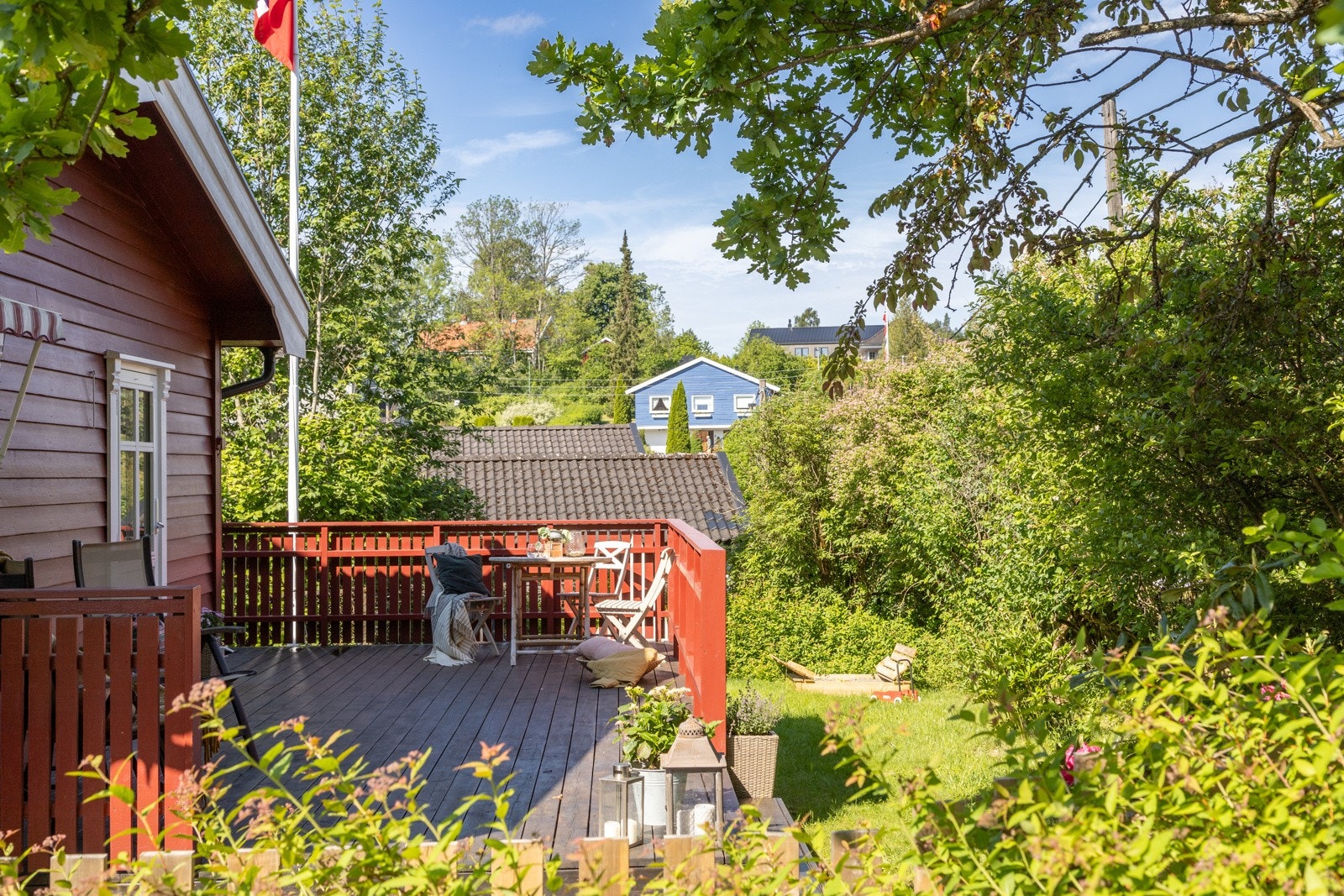 Vestvendt terrasse med flott utsyn Galleribilde