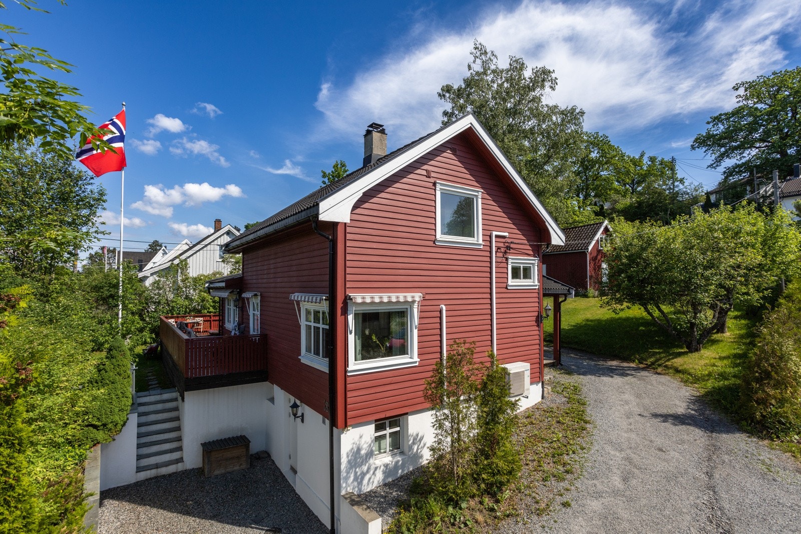 Sjarmerende enebolig med gruslagt gårdsplass. Galleribilde