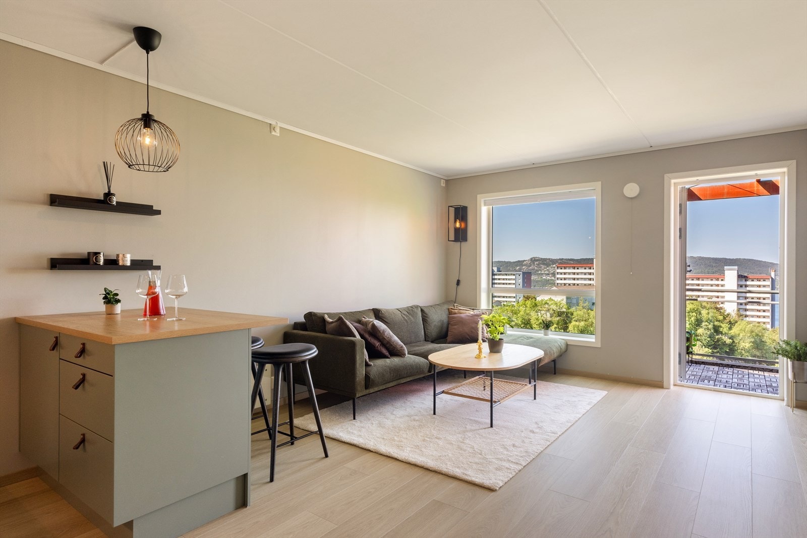 Leiligheten har god planløsning og gjennomført stil Galleribilde