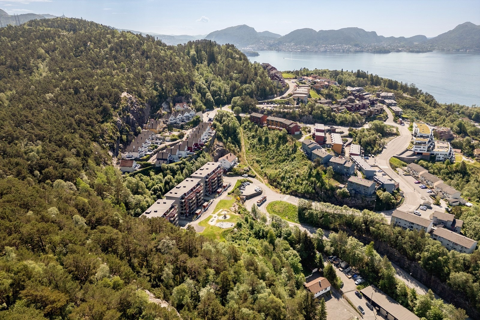 Flotte turmuligheter like utenfor dørstokken, med sti direkte bak boligen opp til Eidsvågfjellet og Munkebotn Galleribilde