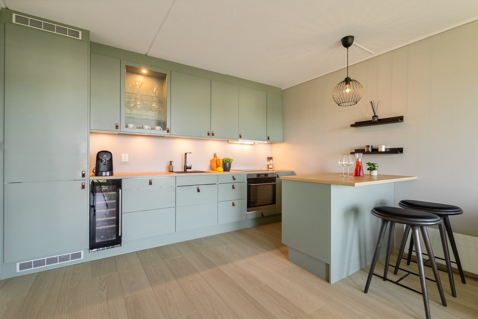 Stilrent kjøkkeninnredning fra Sigdal med slette fronter og laminert benkeplate Galleribilde