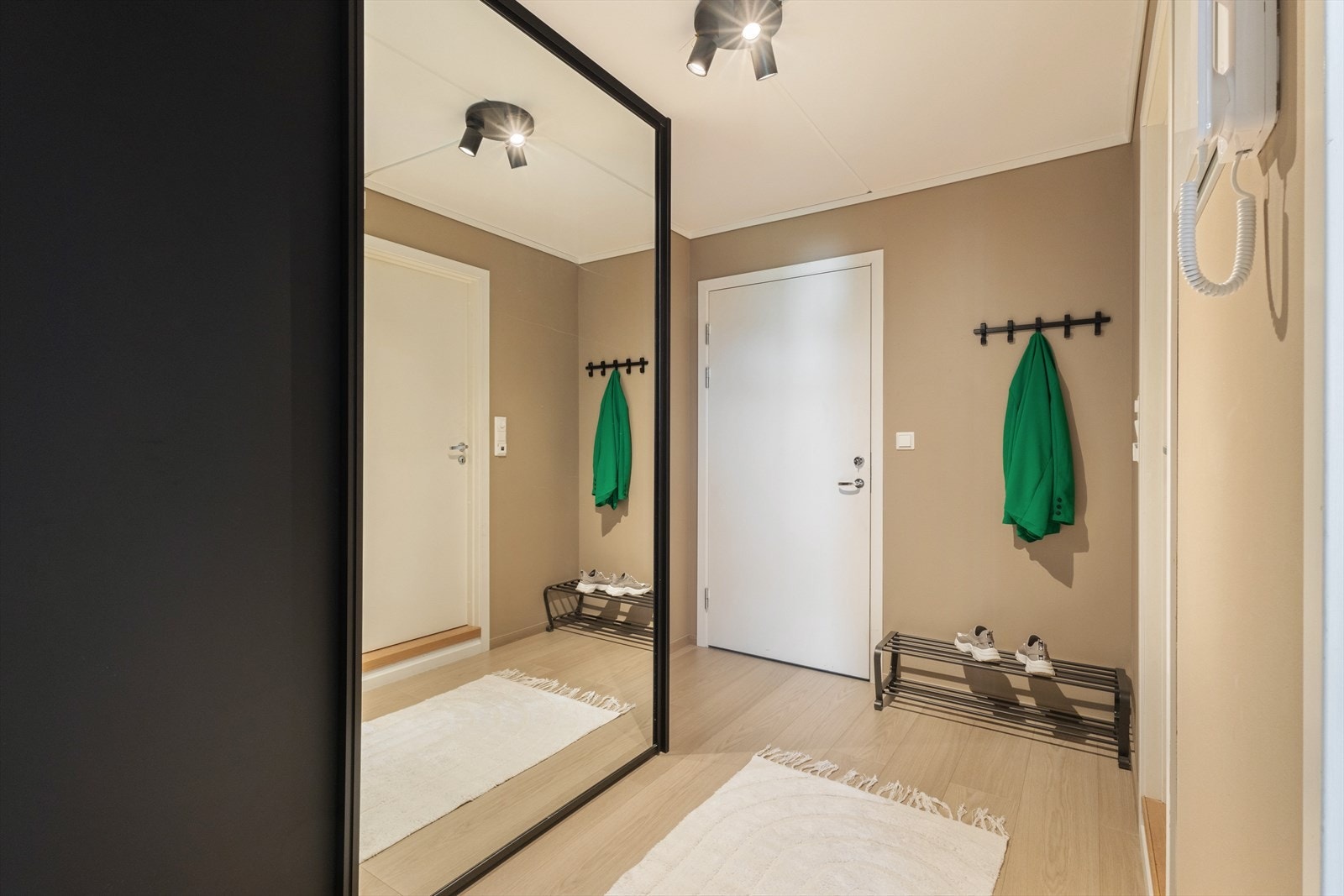 Romslig entré med stor skyvedørsgarderobe Galleribilde