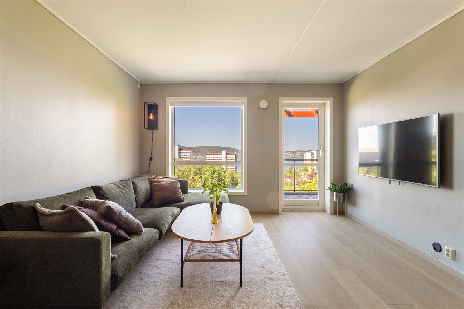 Pene overflater med slette vegger og laminatgulv Galleribilde