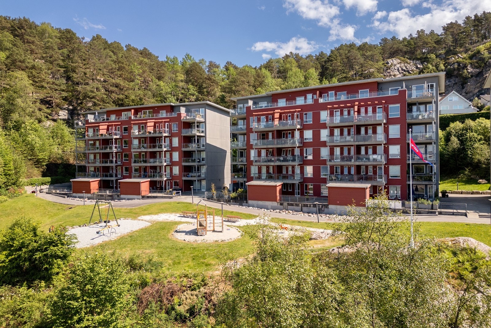 NHH ligger 1,7 km unna leiligheten, og man kommer seg enkelt hit med Linje 12 på omtrent 8 minutter Galleribilde