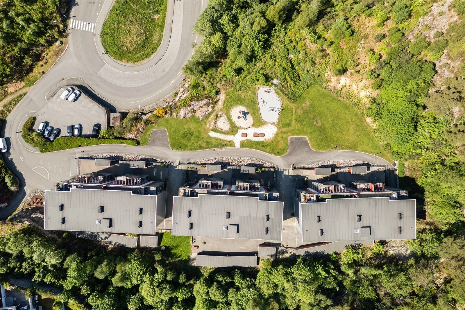 Bygget ligger tilbaketrukket fra hovedveien Galleribilde