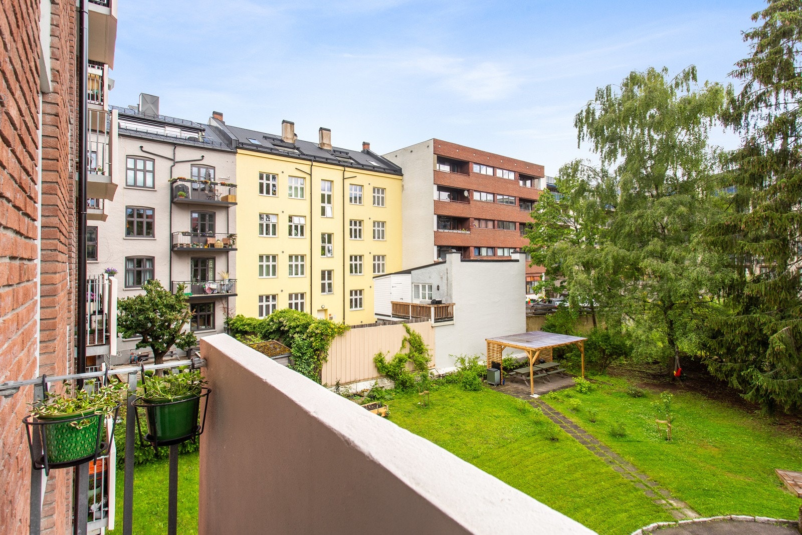 Balkongen vender inn mot rolig bakgård. Galleribilde