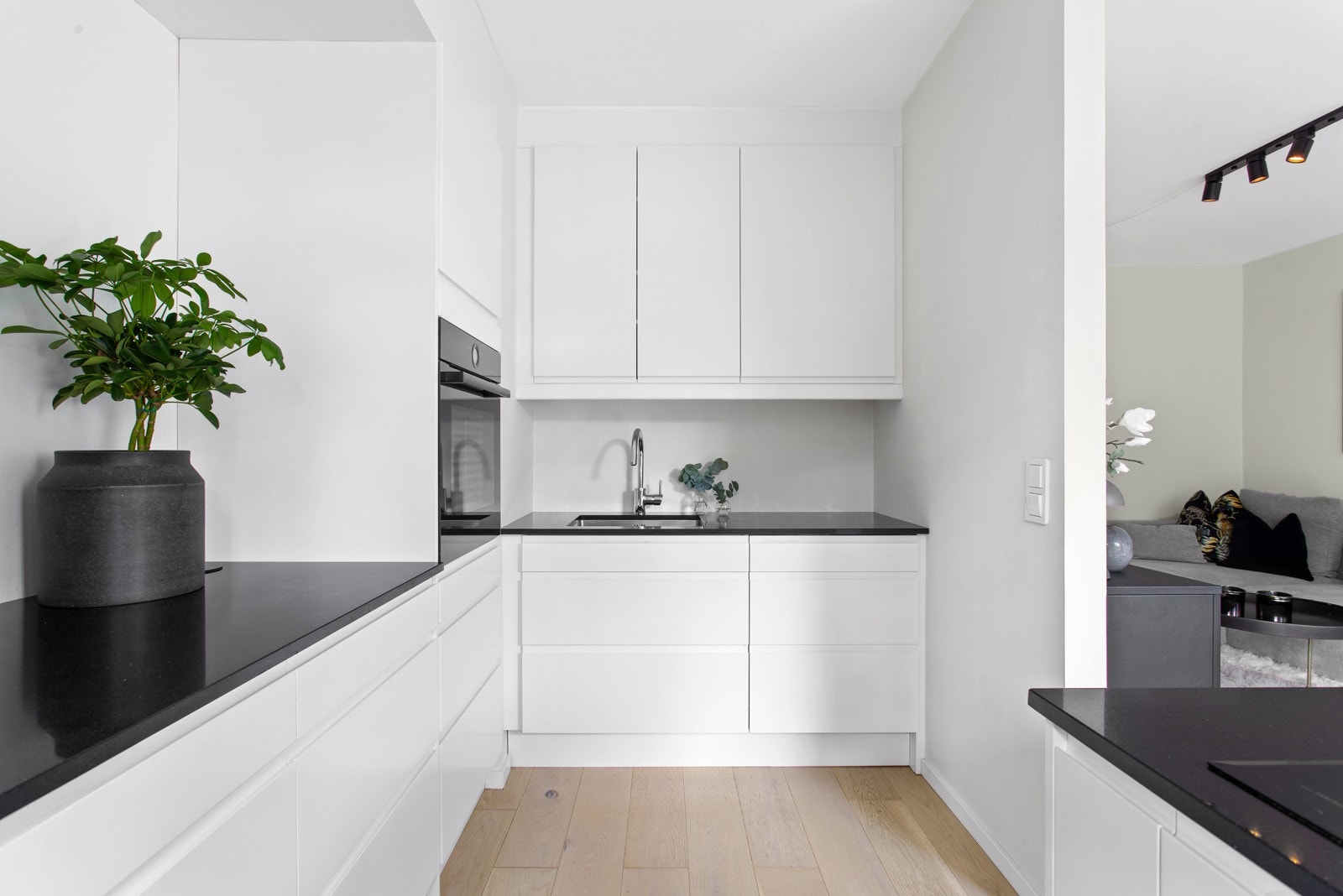 Moderne innredning fra 2019 med slette fronter, innfreste håndtak og benkeplate i kvarts. Galleribilde