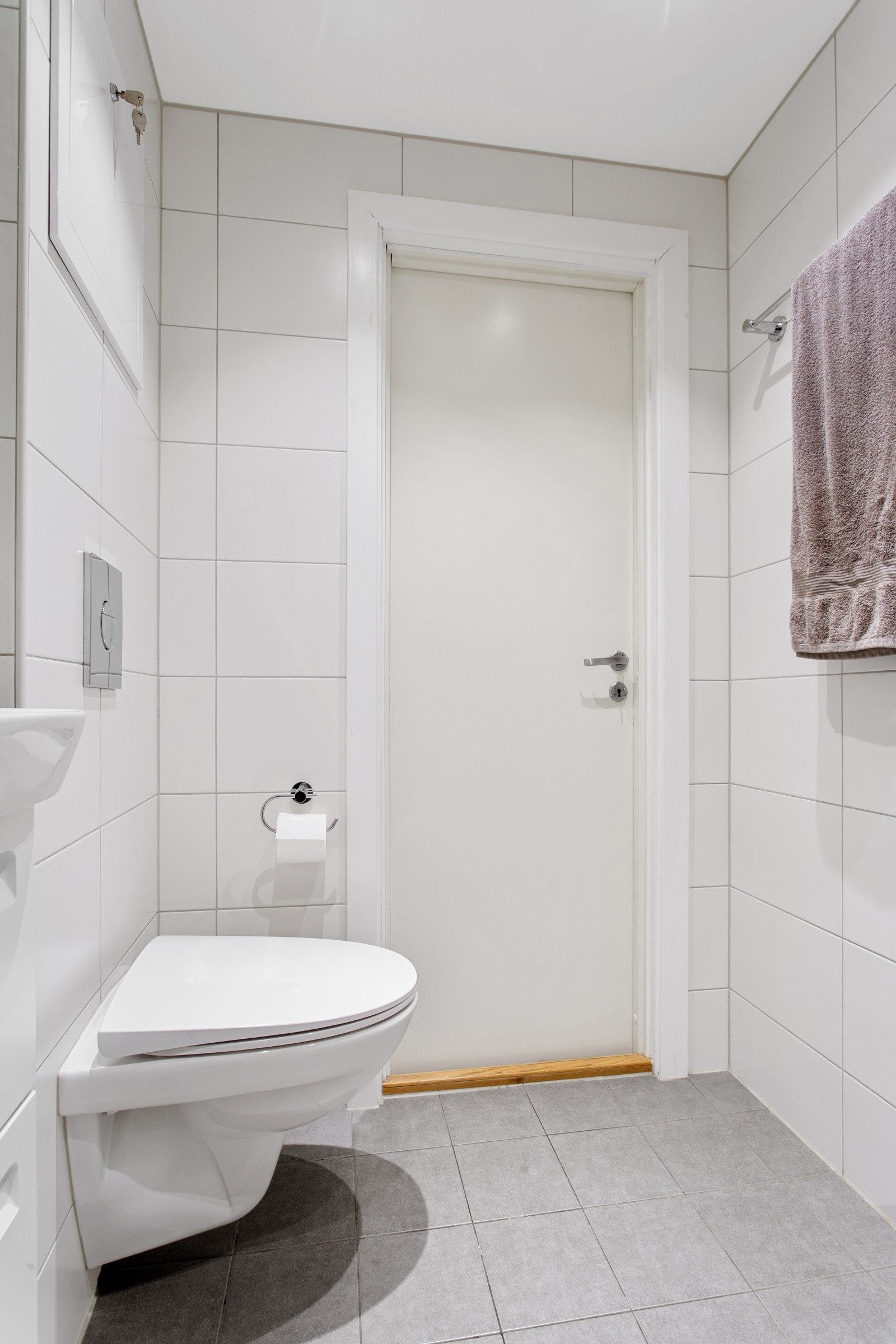 Opplegg for vaskemaskin på badet. Det er fellesvaskeri med tørketrommel og tørkerom i borettslaget. Galleribilde