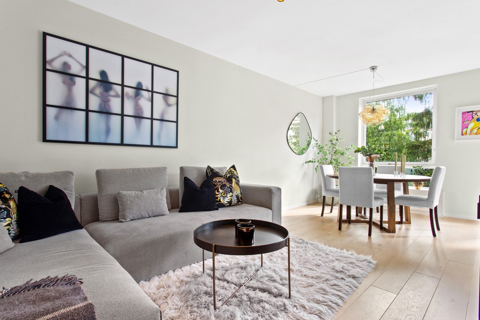 Leiligheten vender i sin helhet inn mot indre gårdsom og har har 17 p-plasser i bakgården som fordeles etter ansiennitet. Galleribilde