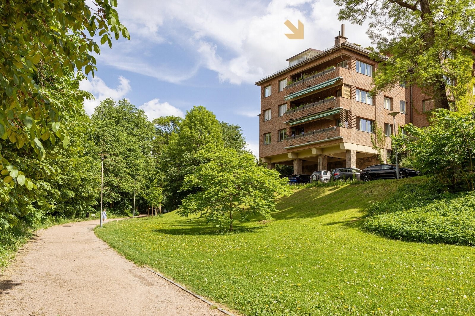 Eiendommen er beliggende i parkmessige uteområder, her fra gangveien som strekker seg langs Frognerelva mot Frognerparken. Galleribilde