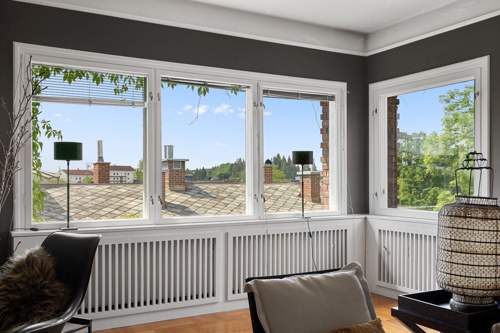 Boligen er tilknyttet fjernvarme via radiatorer (vannbåren varme). Galleribilde
