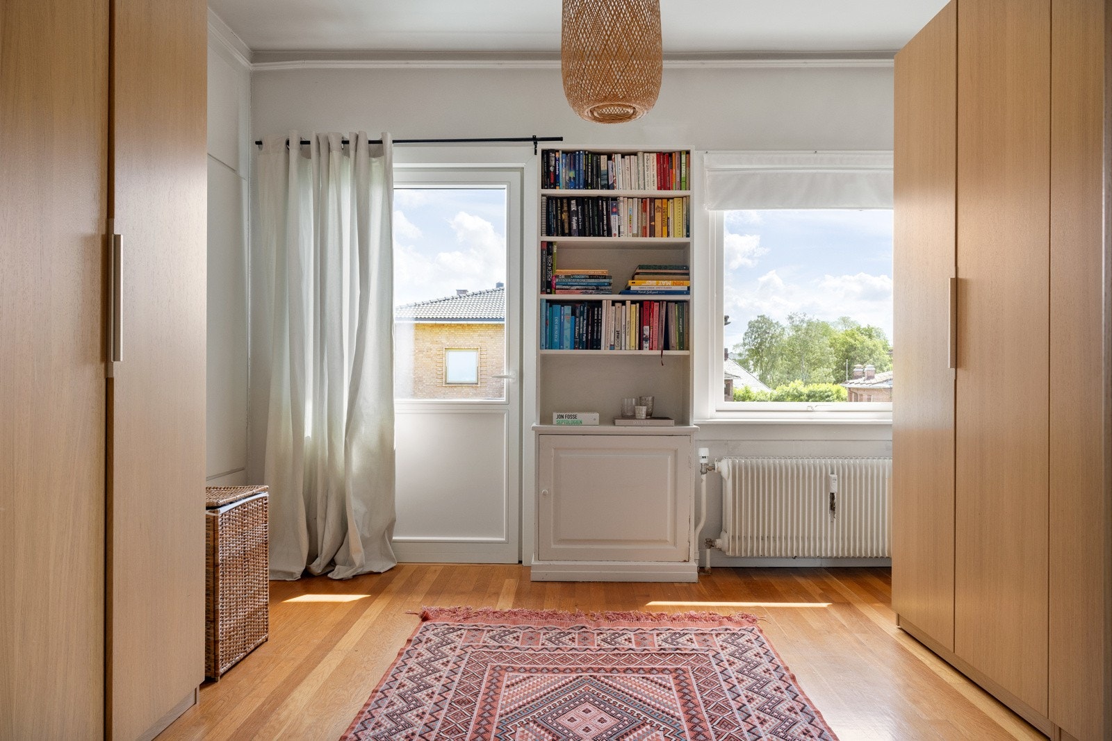 Det midtre soverommet har rikelig med oppbevaringsplass i medfølgende garderobeskap. Galleribilde