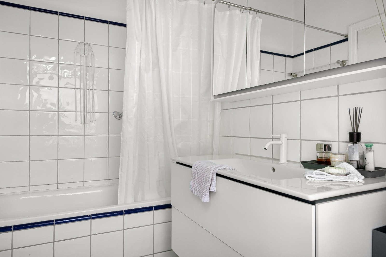 Badet ved hovedsoverommet har servantinnredning, speilskap med integrert belysning og et badekar. Galleribilde