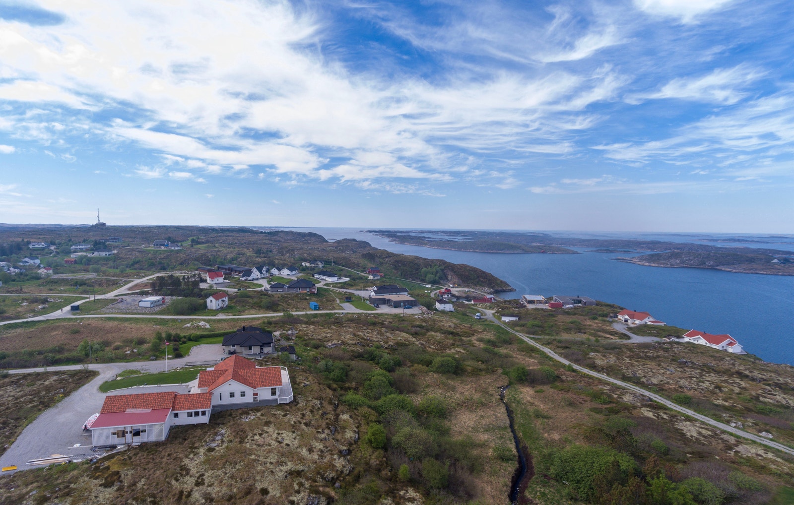 Kystlinjen gir muligheter for fiske, båtliv og naturopplevelser året rundt Galleribilde