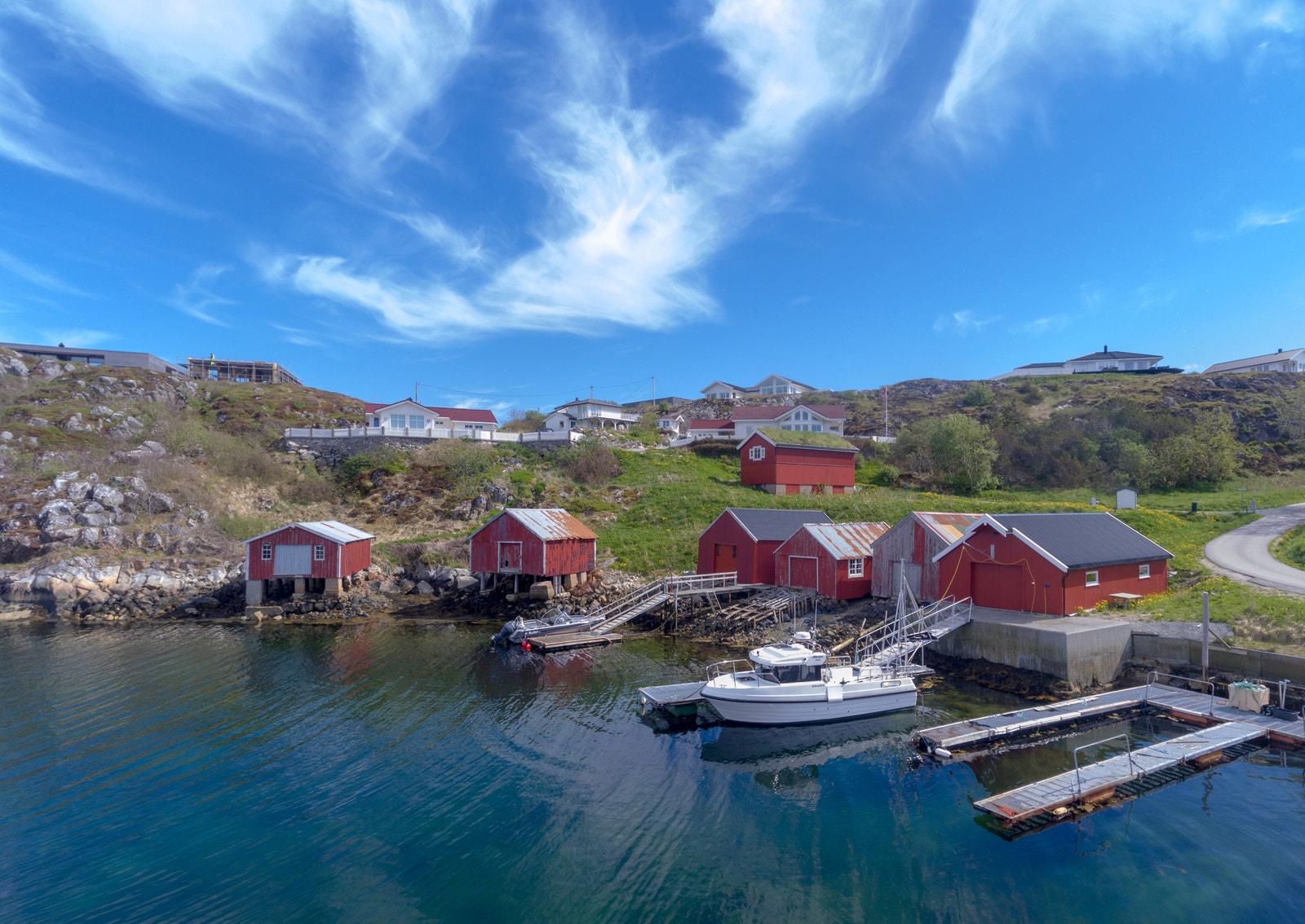 Kystlinjen gir muligheter for fiske, båtliv og naturopplevelser året rundt Galleribilde