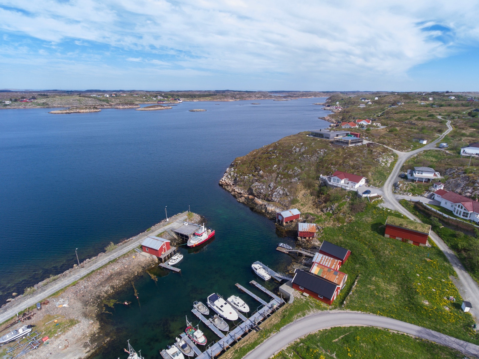 Kystlinjen gir muligheter for fiske, båtliv og naturopplevelser året rundt Galleribilde