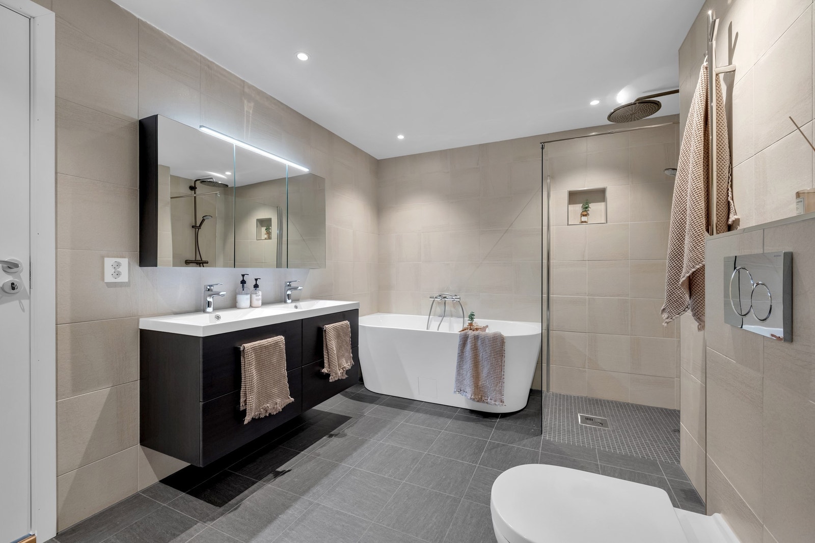 Lekkert baderom fra 2021, med badekar og regndusj! Varmekabler i gulv. Dobbel servant med speilskap. Galleribilde