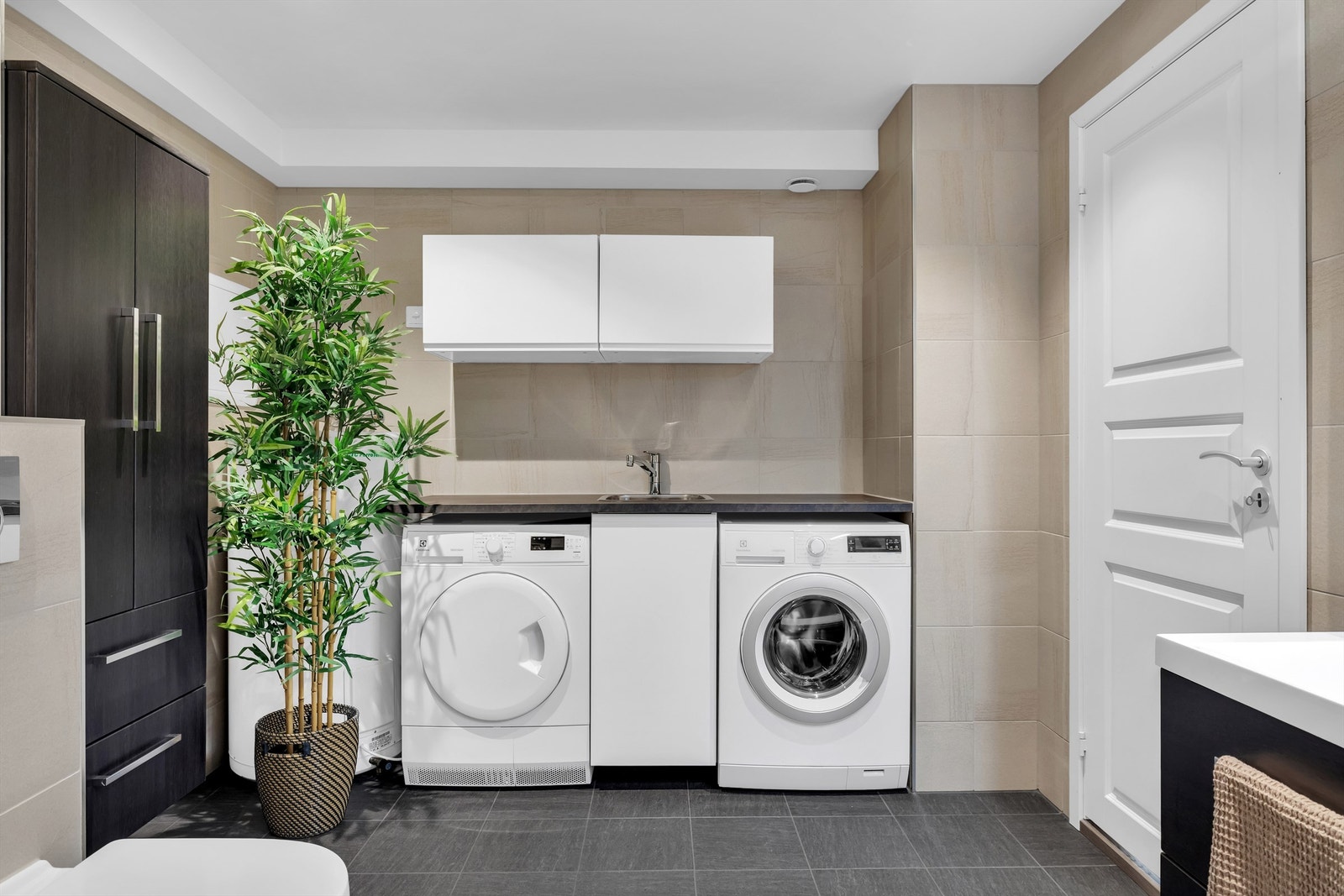 Baderommet er praktisk innredet med god skap - og benkeplass, samt opplegg til vaskemaskin og tørketrommel. Galleribilde