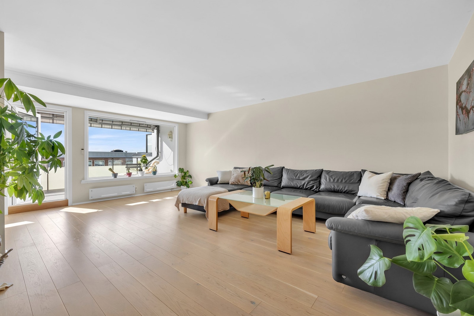 Store vindusflater sørger for godt lysinnslipp og gir en god atmosfære! Galleribilde