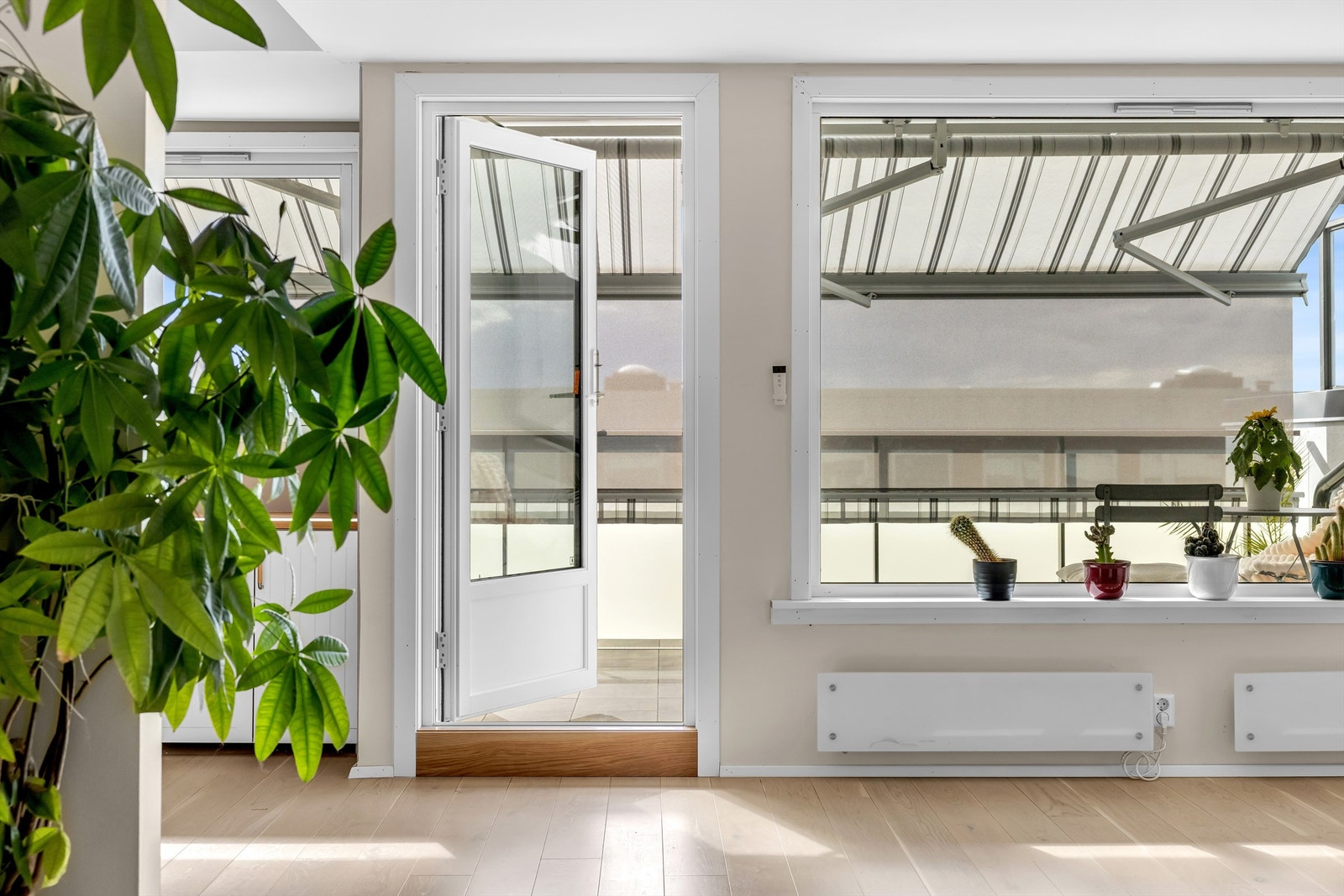 Elektrisk markise er montert slik at du enkelt kan nyte balkongen i skyggen! Galleribilde