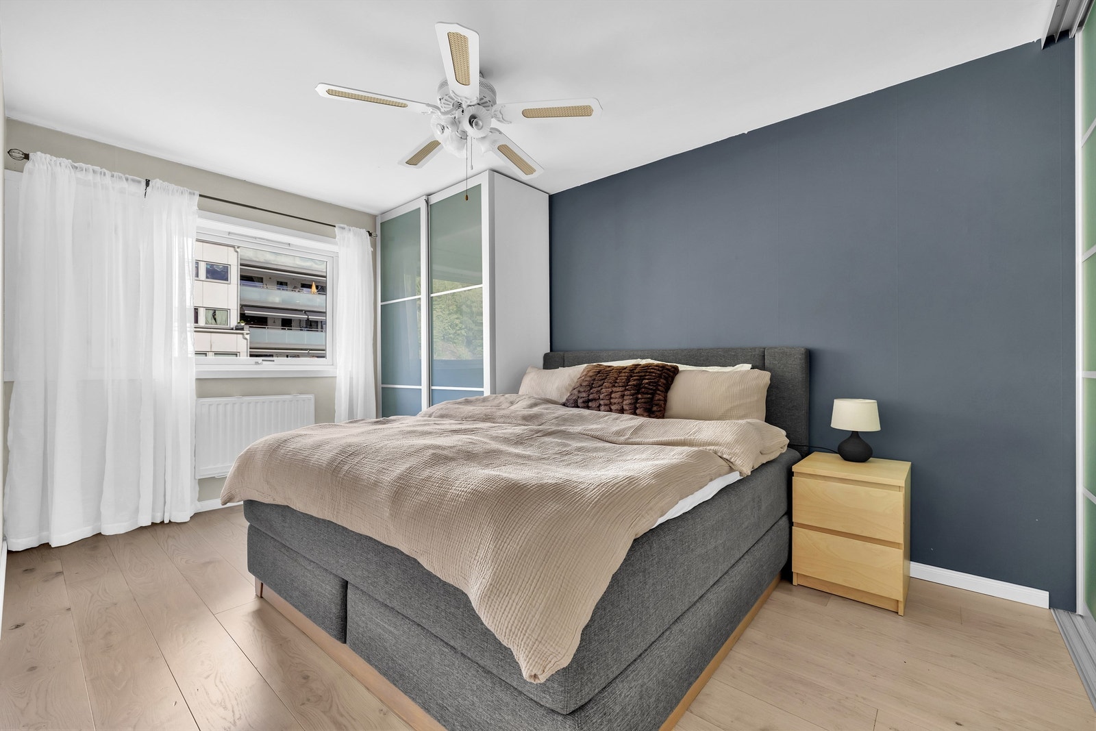 Hovedsoverommet har gode garderobeløsninger og plass til dobbeltseng. Galleribilde