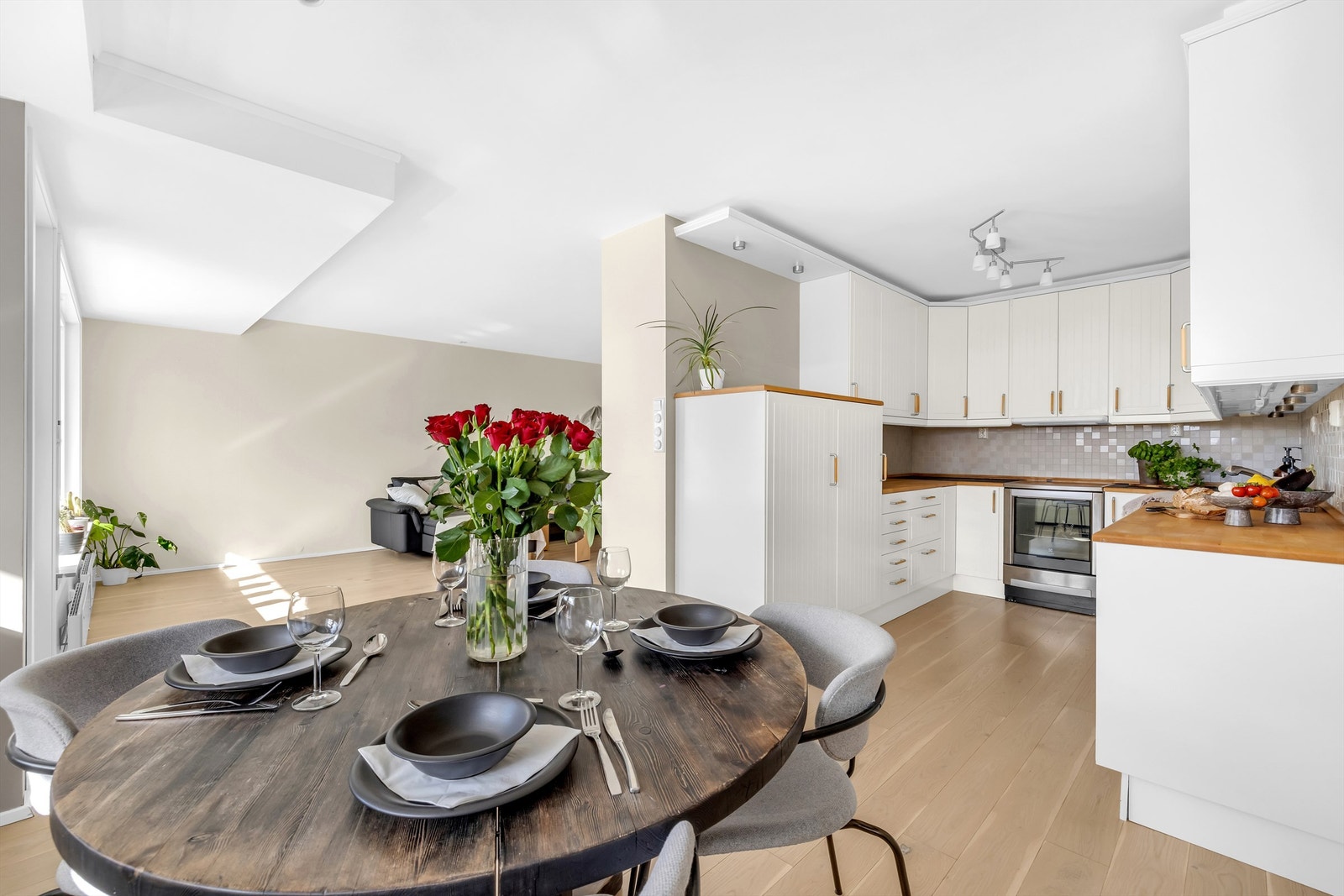 Åpen løsning mellom kjøkken og stue gjør dette til et sosialt allrom for hele familien! Galleribilde