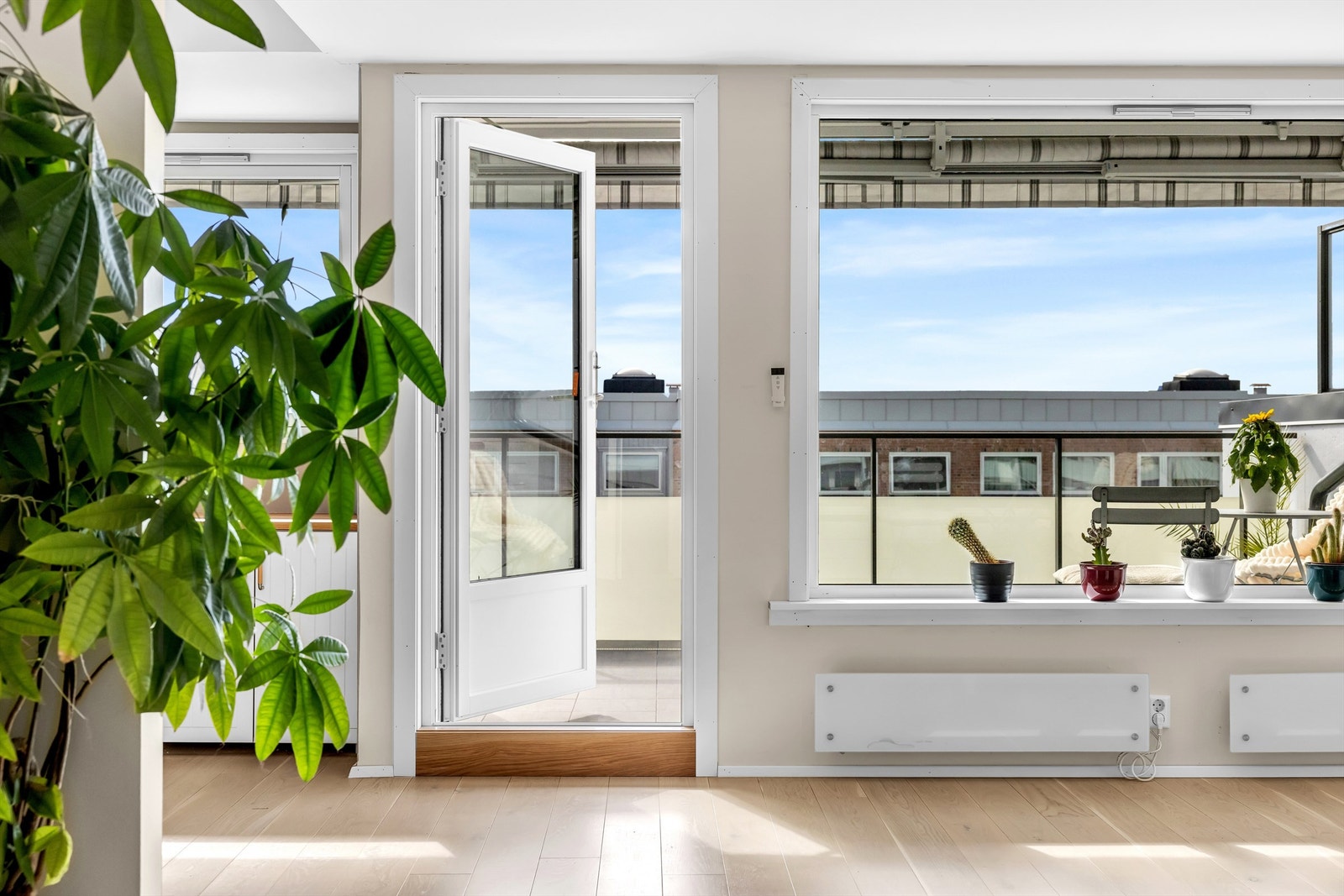 Utgang fra stue til romslig vestvendt balkong med gode solforhold. Galleribilde