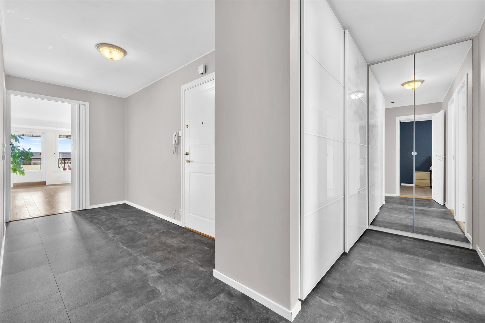 Velkommen inn! Leiligheten er lys og gjennomgående med fine farger - og materialvalg. Galleribilde